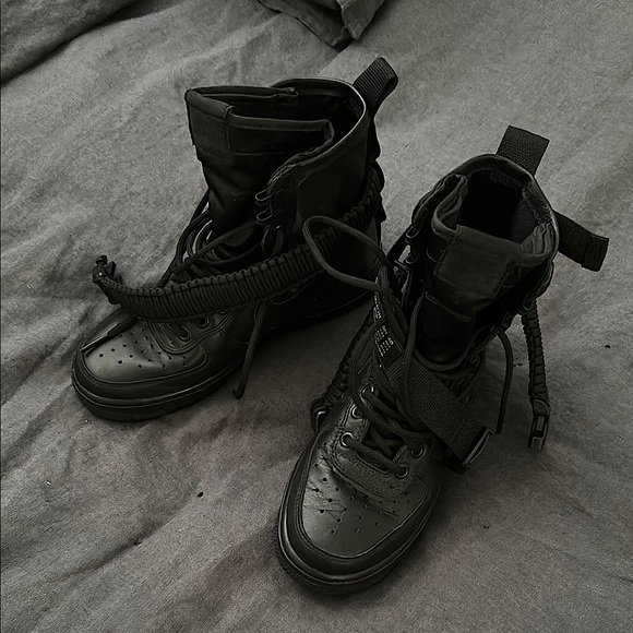 Nike Women's 6.5 SF Air Force 1 High Triple Black Sneaker Boot - Picture 1 of 6